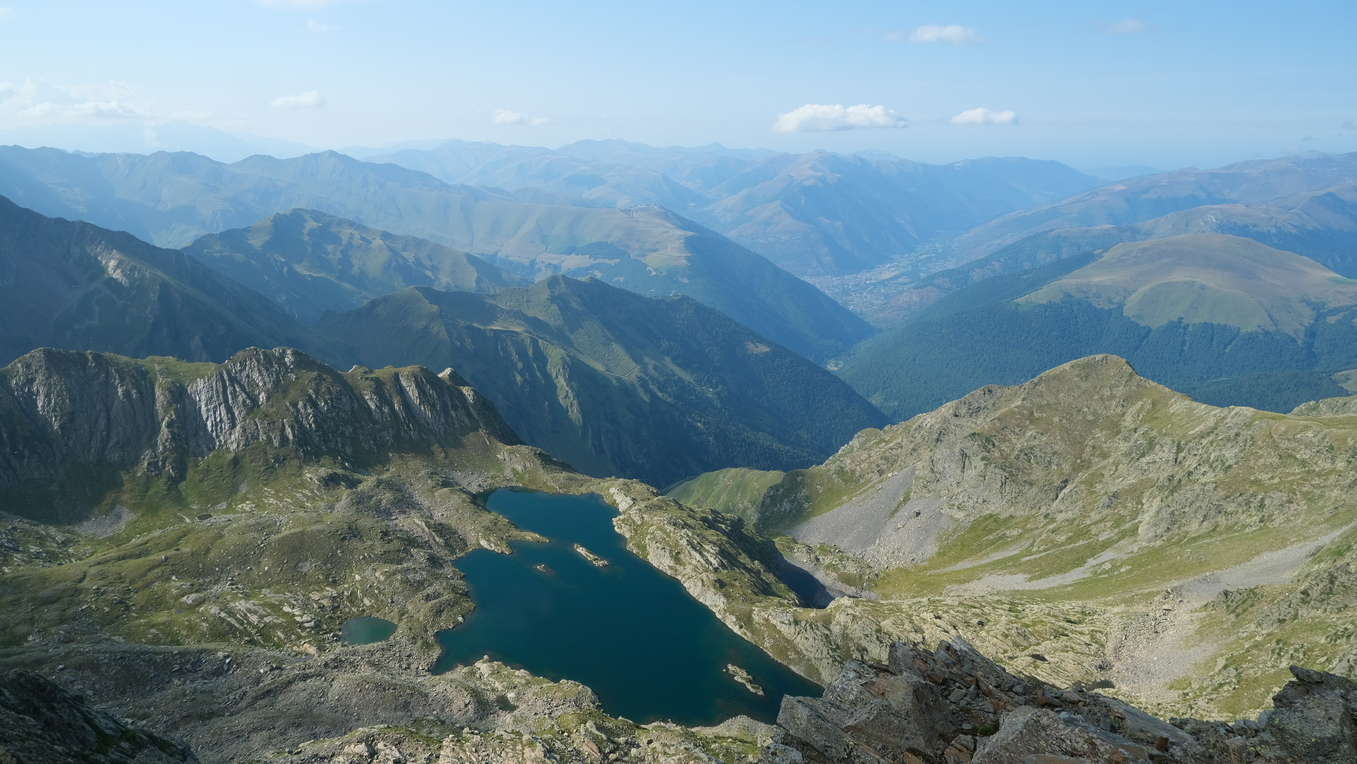 Incroyable vue sur le lac de la Montagnette depuis le Pic de Sauvegarde