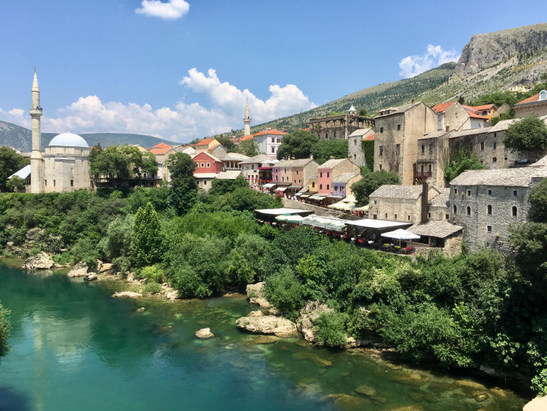 Vue sur la vieille ville de Mostar depuis le Stari Most
