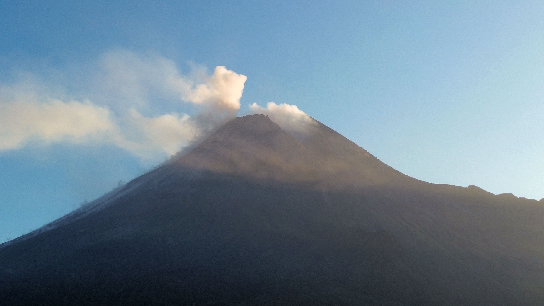 Eruption volcanique au volcan Merapi