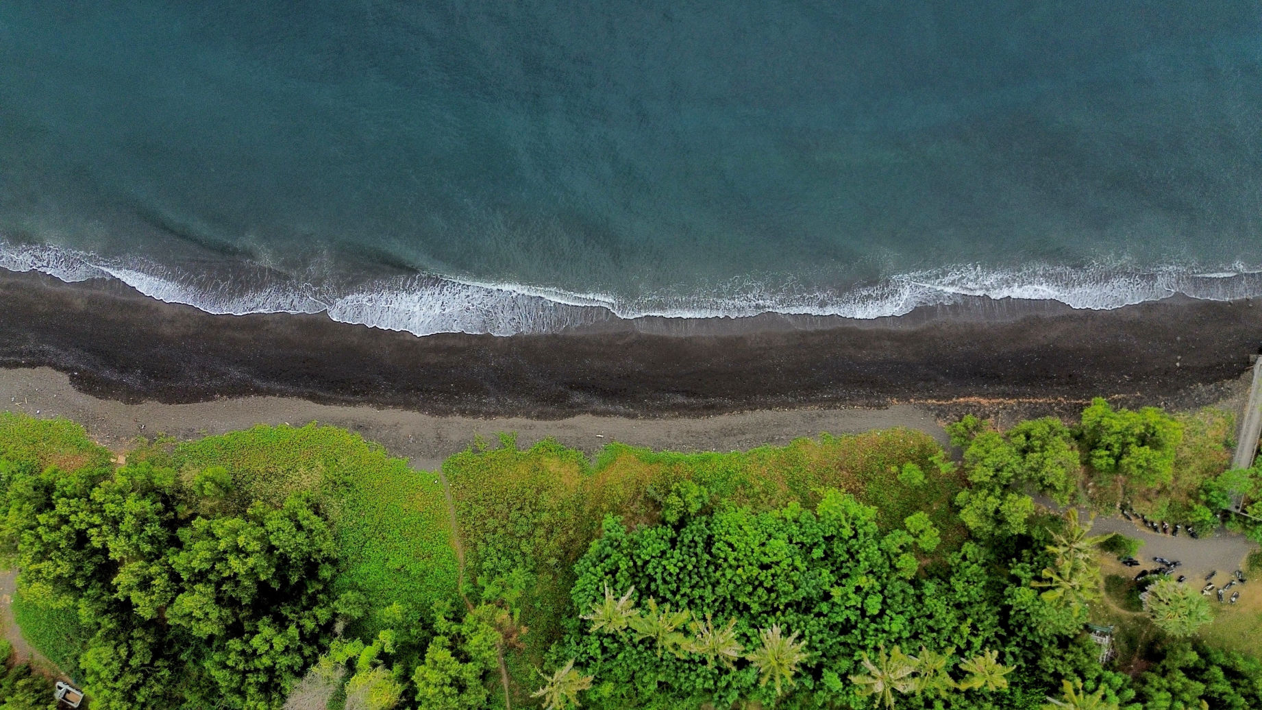 Les plages de sable noir d'Amed