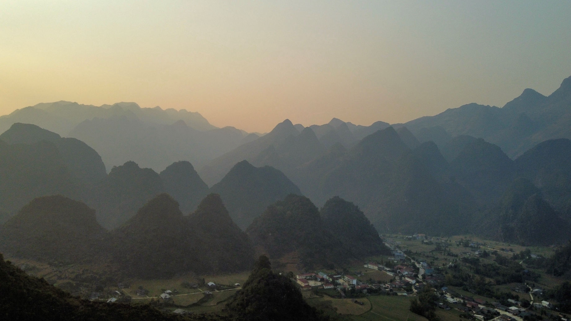 Coucher de soleil au point de vue Lũng Hồ en drone