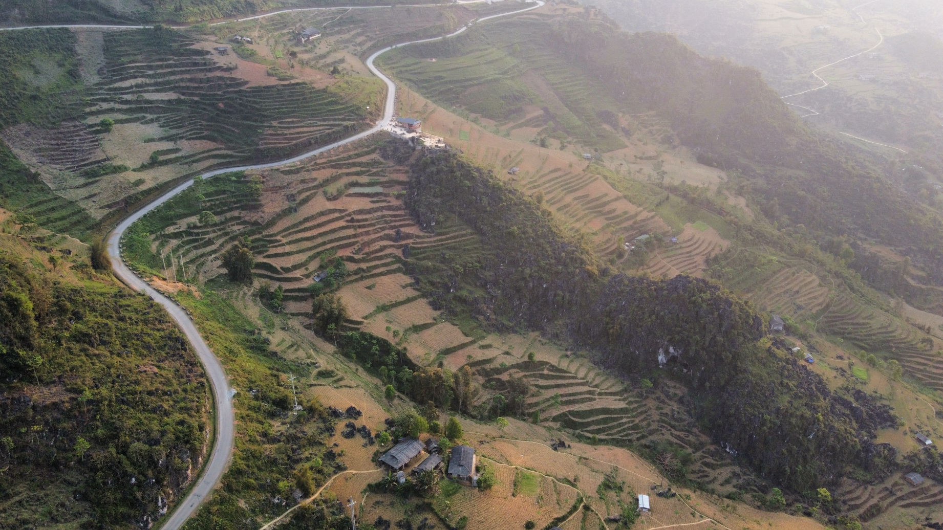 Les rizières en terrasses de la Ha Giang Loop vue de drone