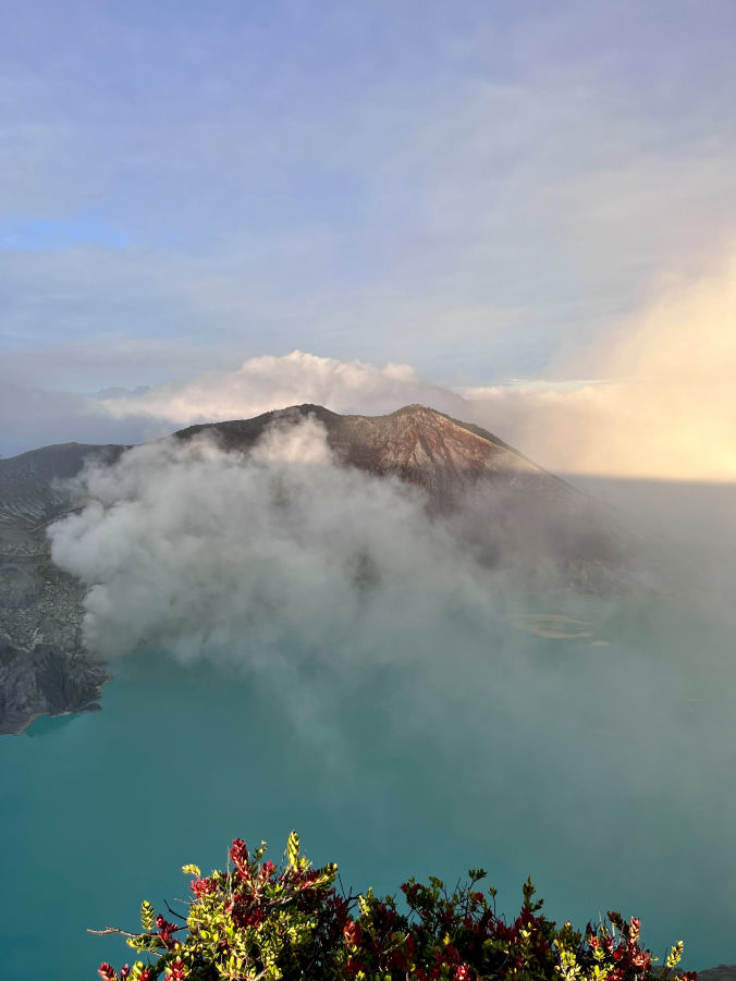 Lever de soleil sur le volcan Kawah Ijen