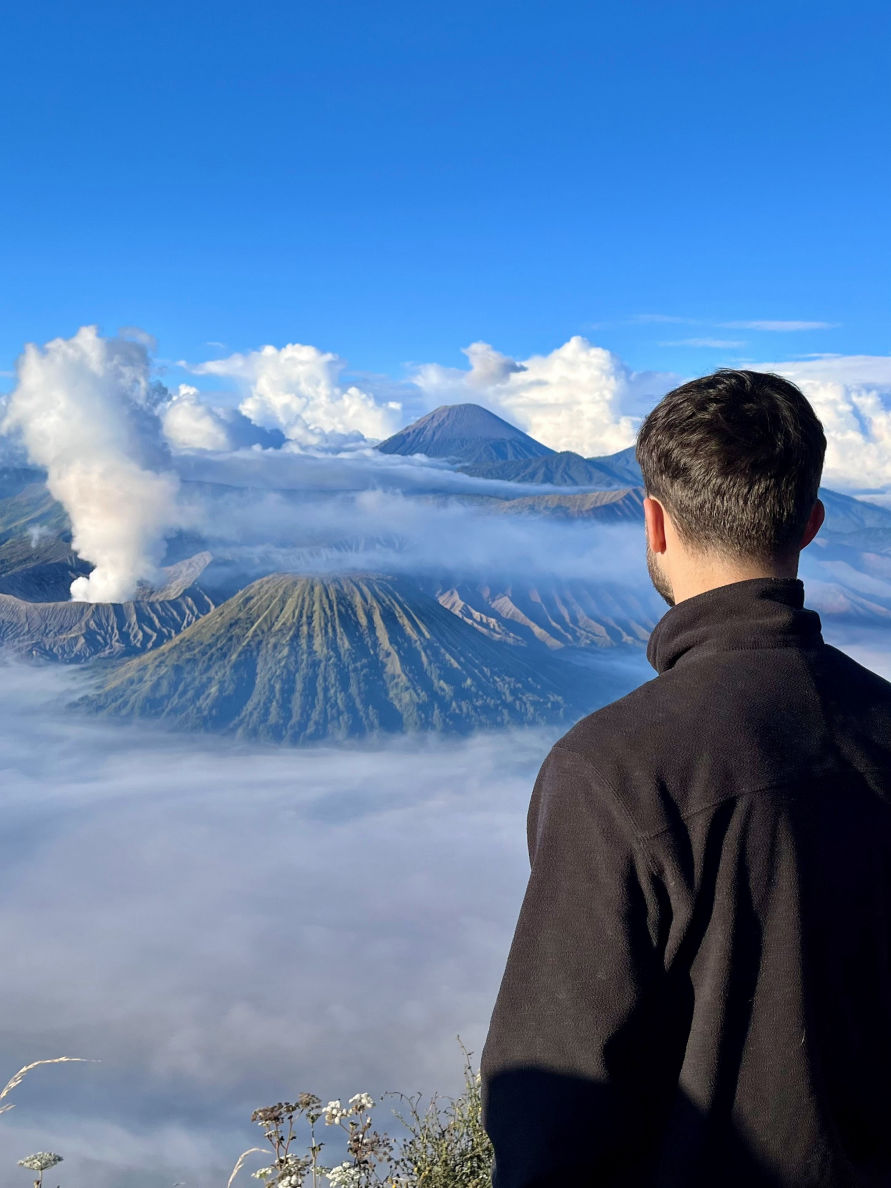 Un incroyable point de vue sur le volcan Bromo sur l'île de Java