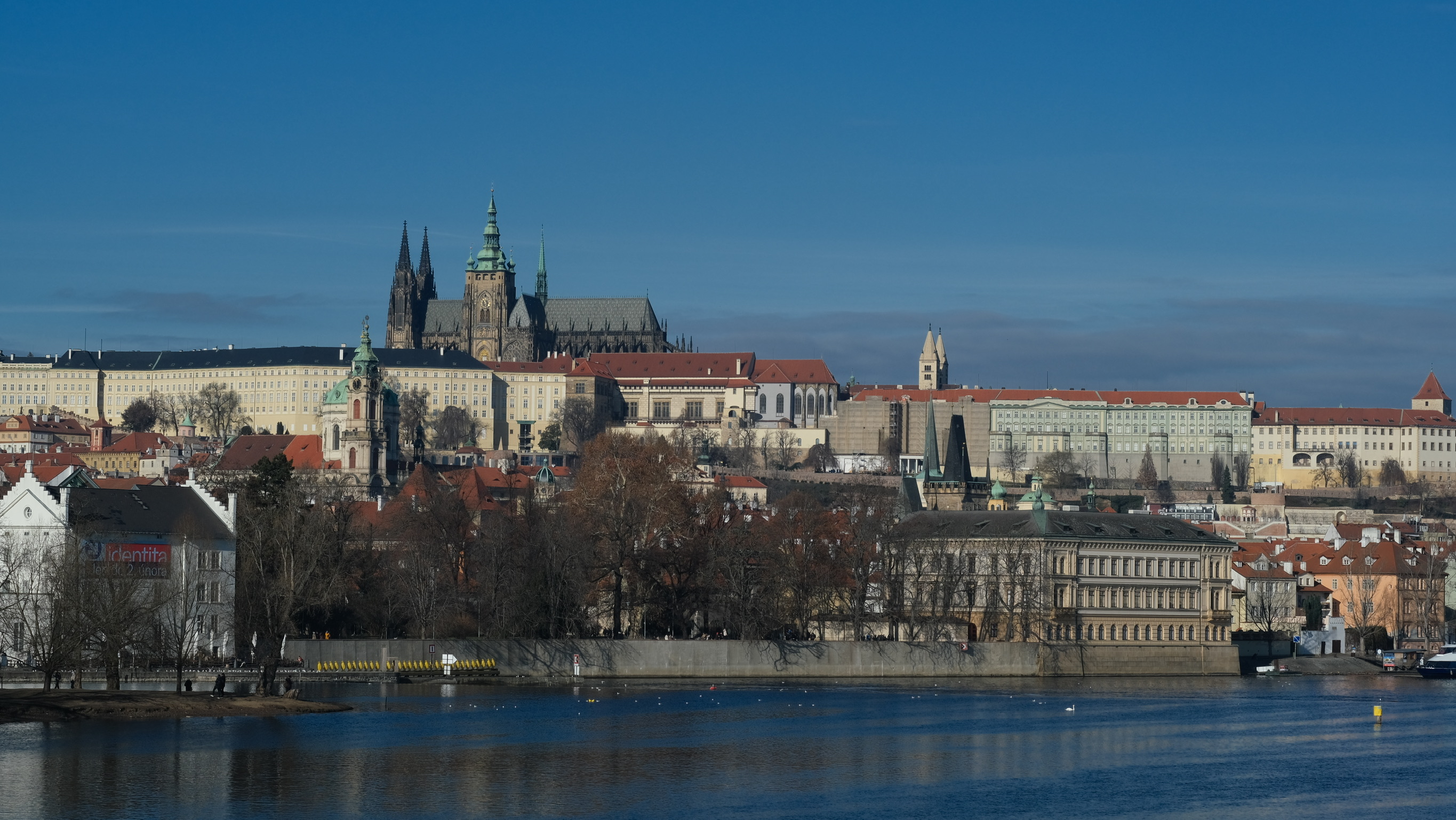La vue depuis les quais à Prague