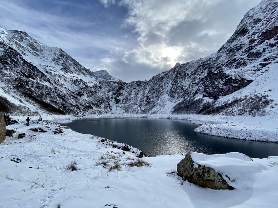 Le lac d'Oô sous la neige