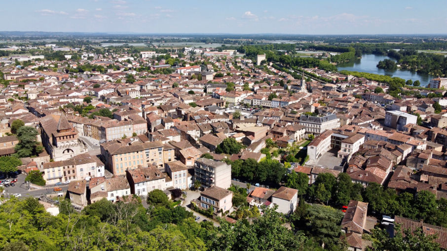 La vue sur la ville de Moissac depuis le drone