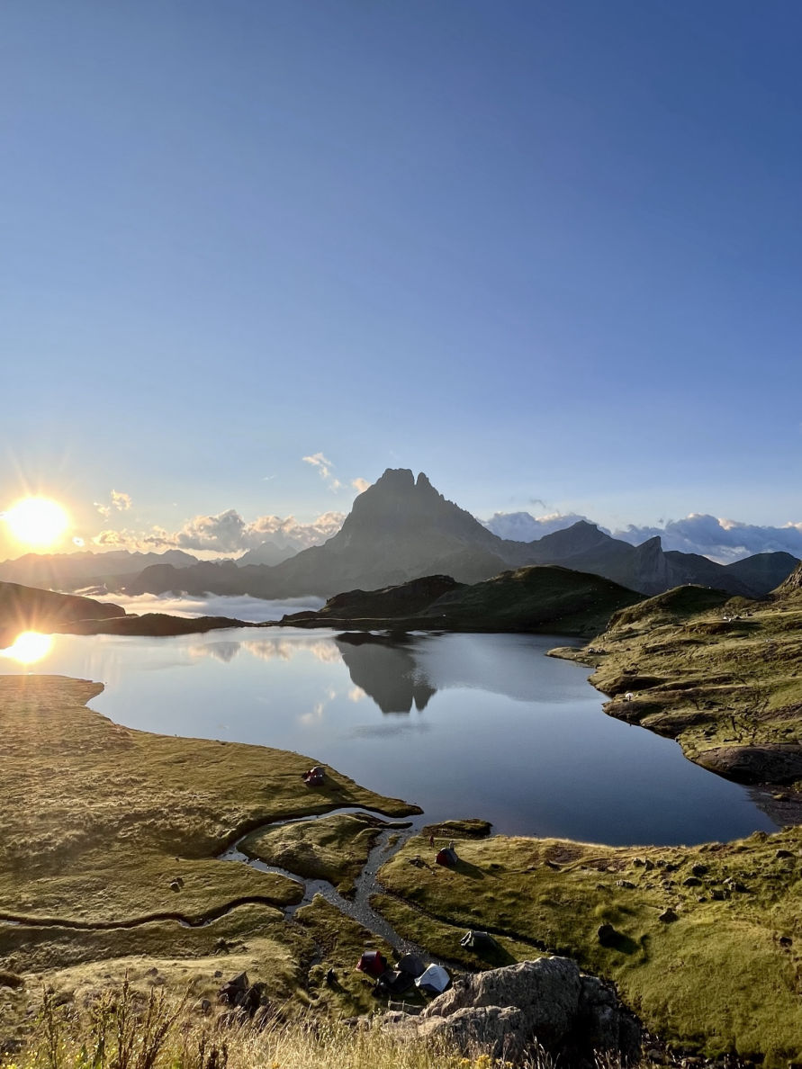 Lever de soleil face au lac Gentau et au Pic du Midi d'Ossau