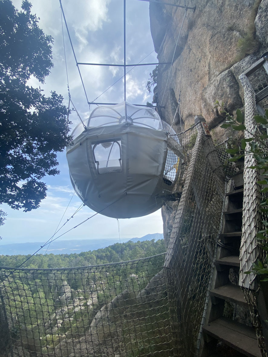La bulle perchée dans les montagnes