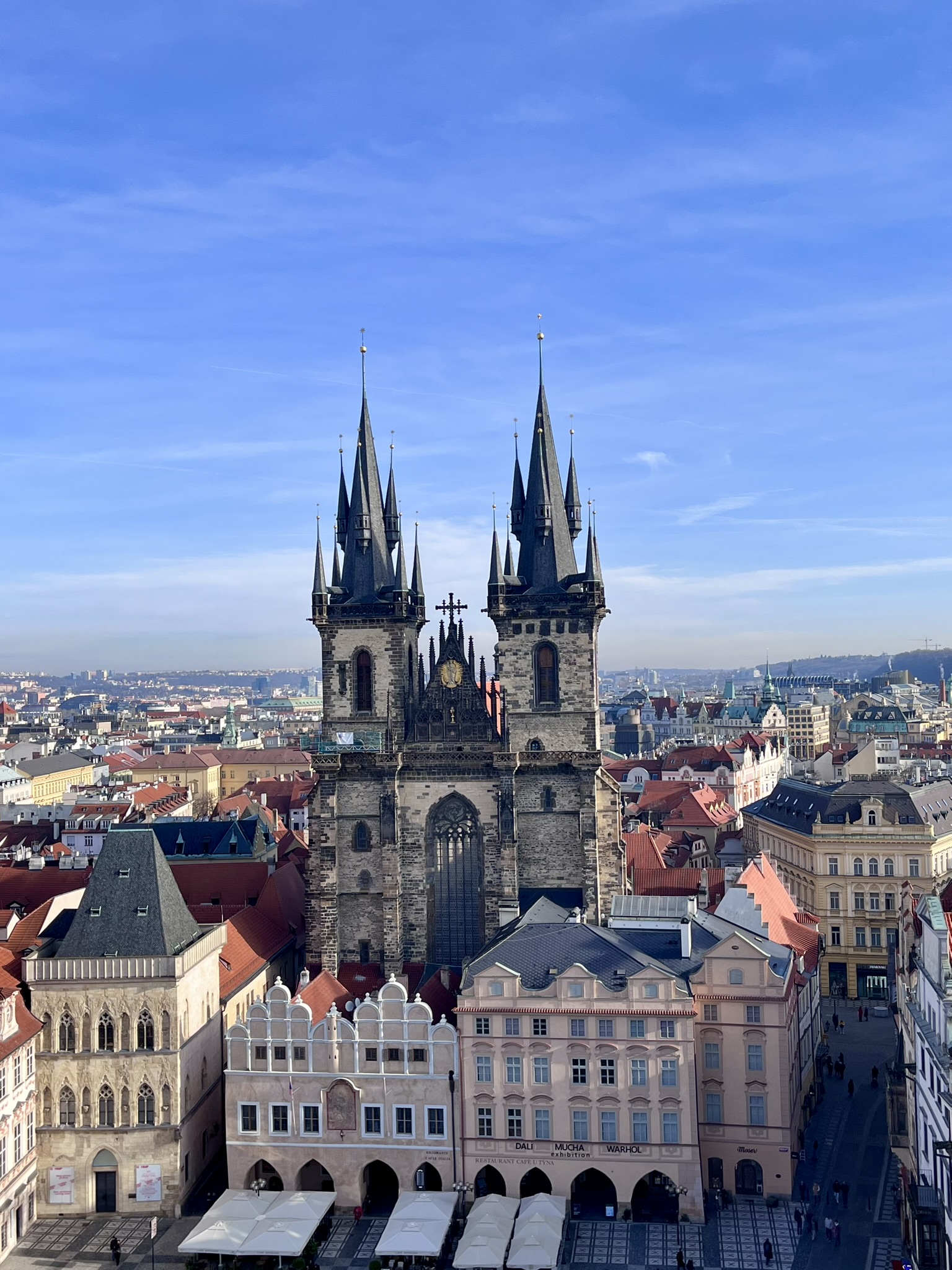 La vue sur l'Église de Notre-Dame de Týn depuis la tour de l’hôtel de ville
