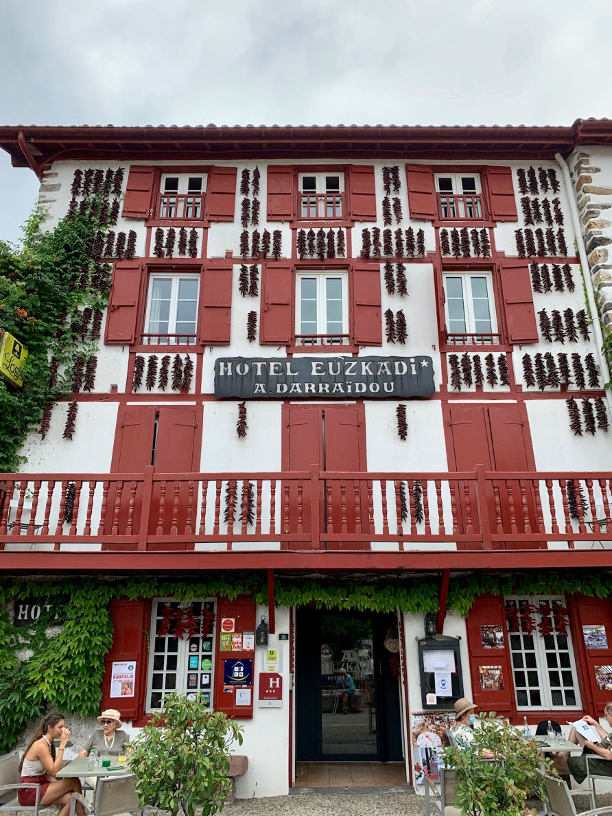 Les piments suspendus sur les façades des maisons à Espelette