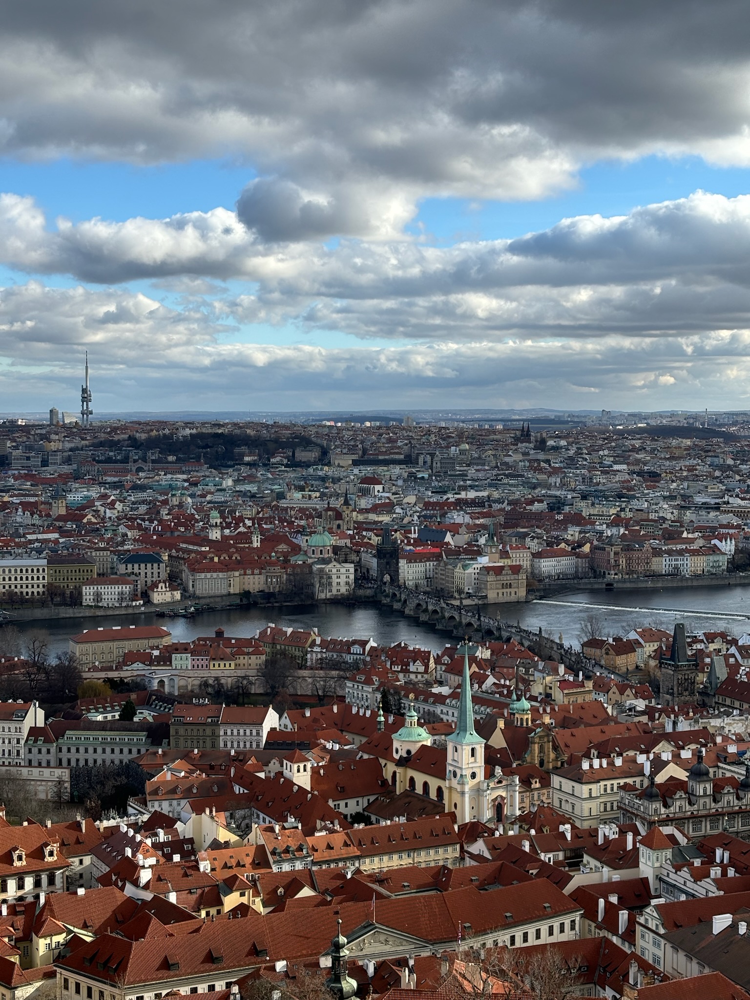 Une magnifique vue depuis la Cathédrale Saint-Guy de Prague
