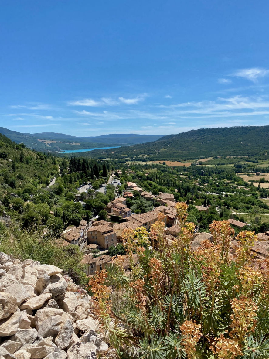 Vue sur le lac de Sainte-Croix depuis le village de Moustiers-Sainte-Marie