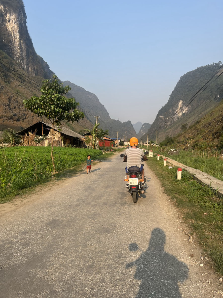 Road-trip à moto à travers les villages