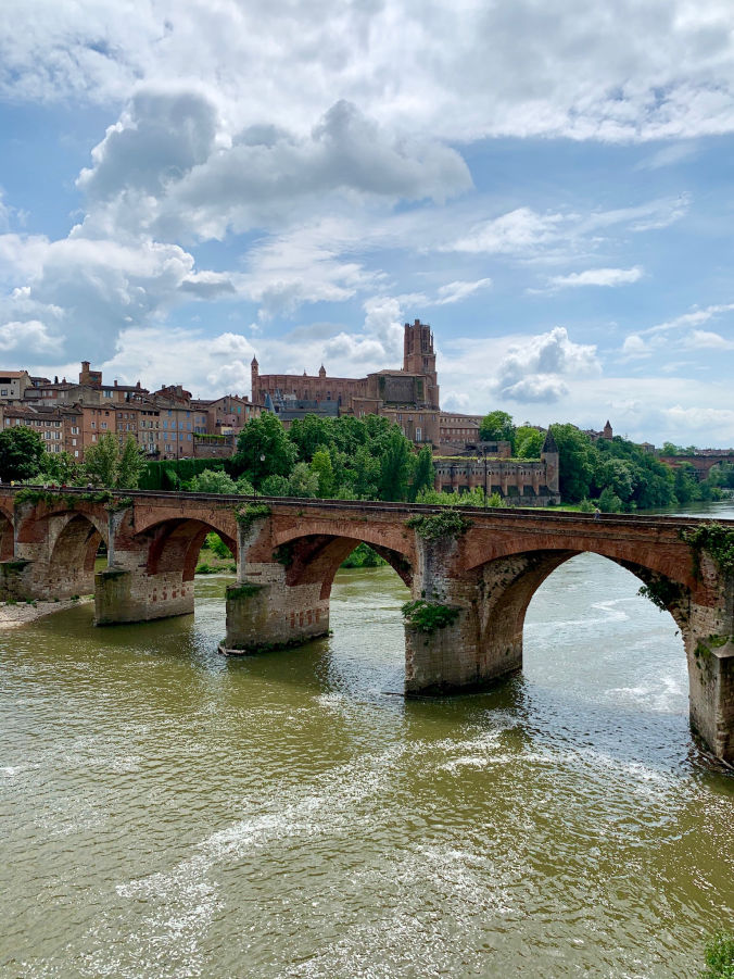 Vue sur le vieux pont d'Albi et la cathédrale Sainte-Cécile