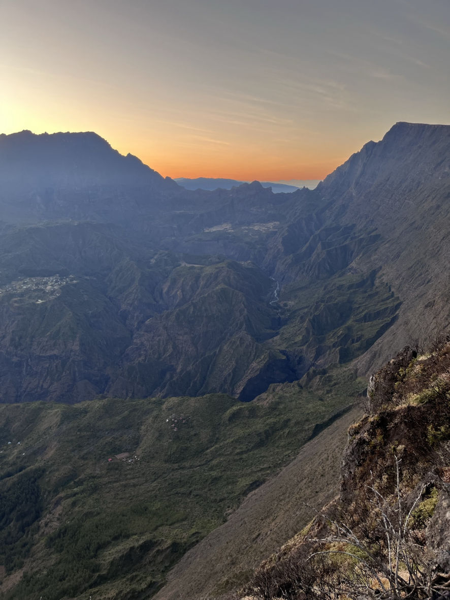 Lever de soleil sur le cirque de Mafate