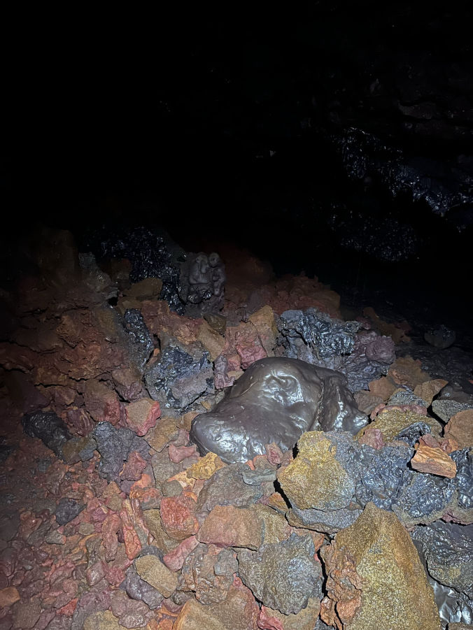 Spéléologie dans les tunnels de lave de la coulée 2004 