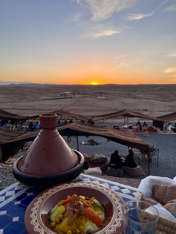 Repas couscous dans le désert d'Agafay