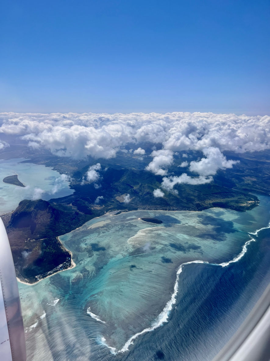 La cascade sous-marine de l'île Maurice depuis l'avion
