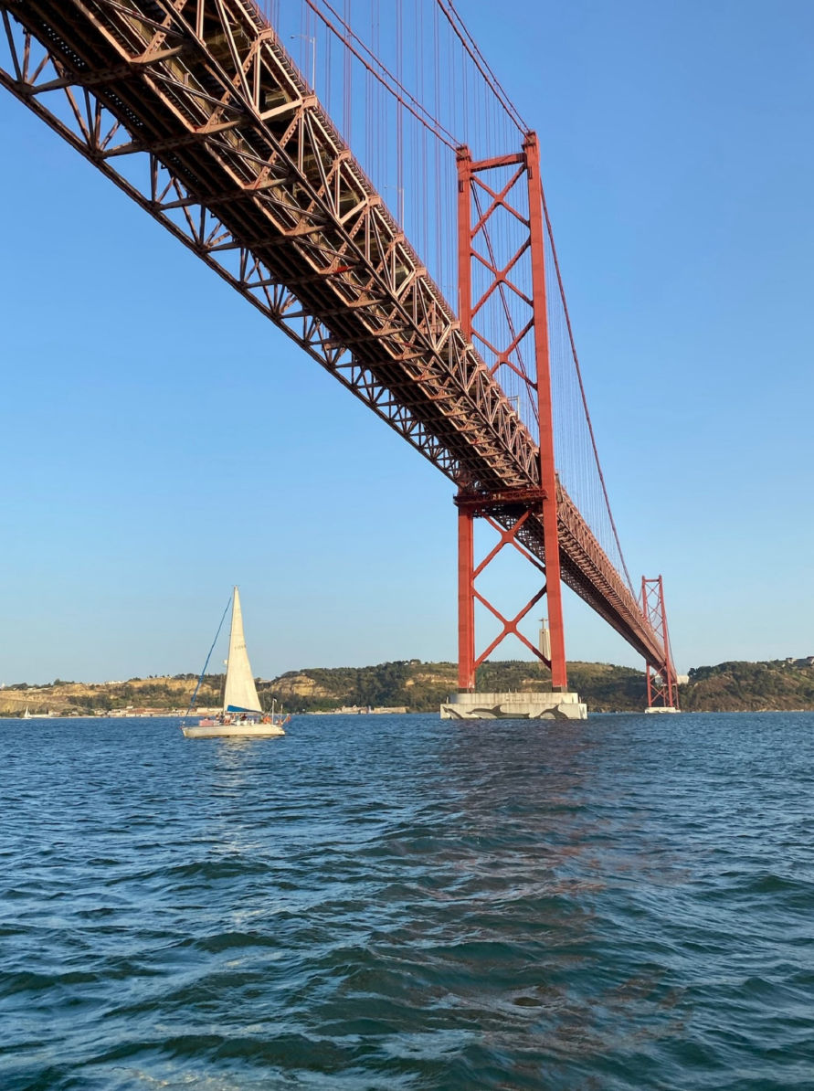 La vue sur le pont du 25 avril depuis le voilier