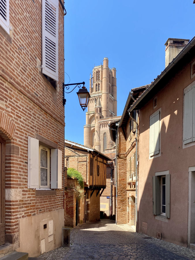 Vue sur la Cathédrale Sainte-Cécile depuis la rue des prêtres
