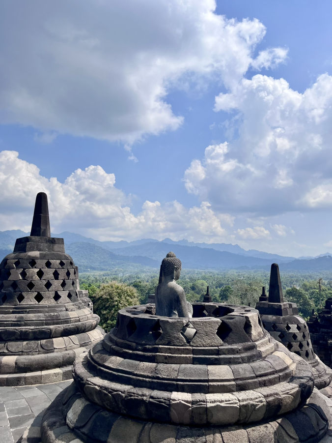 Les fameuses stupas en forme de cloche du temple Borobudur
