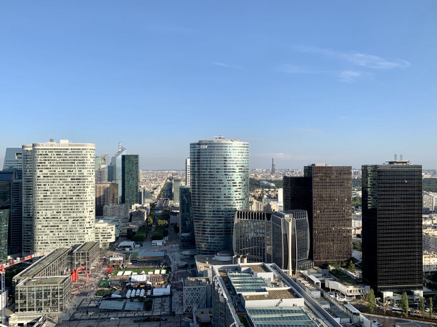 Observer la vue depuis l’arche de La Défense