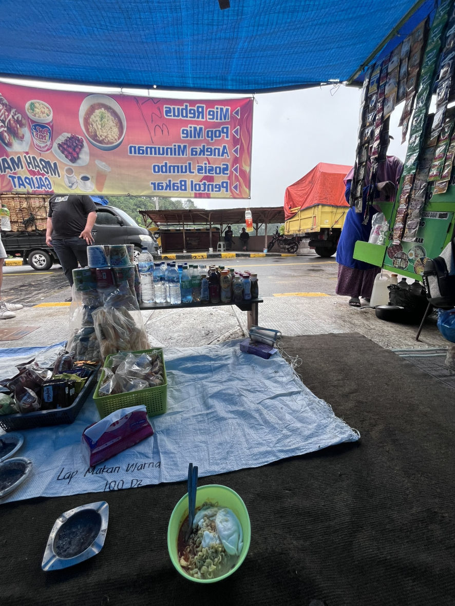 Repas dans un petit warung au bord de la route