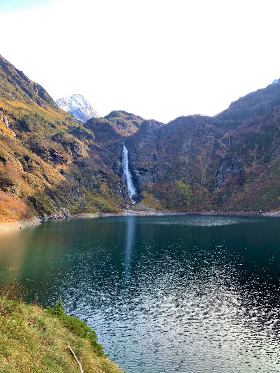 Le lac d'Oô et sa cascade qui se déverse depuis le lac d'Espingo
