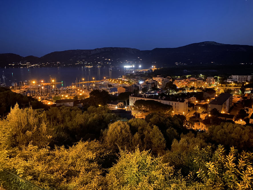 La vue de nuit sur le port de Porto-Vecchio depuis le restaurant L'Antigu