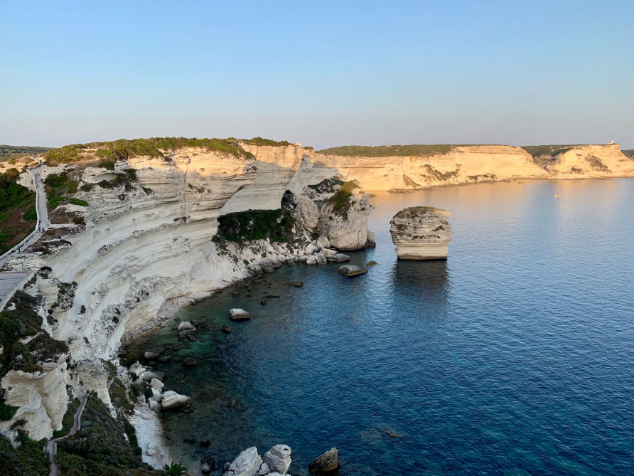 Coucher de soleil sur les falaises de Bonifacio et sur le rocher Grain de sable