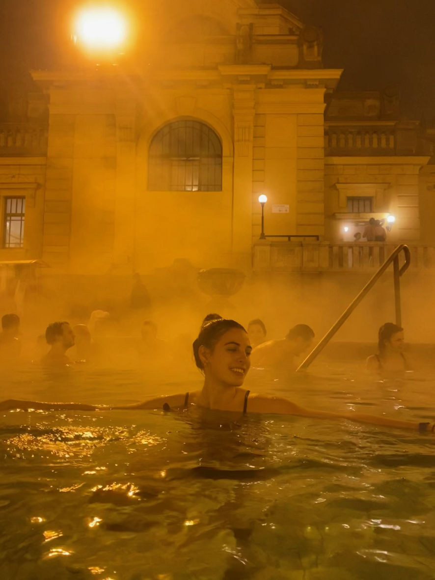 Les Thermes Széchenyi de nuit