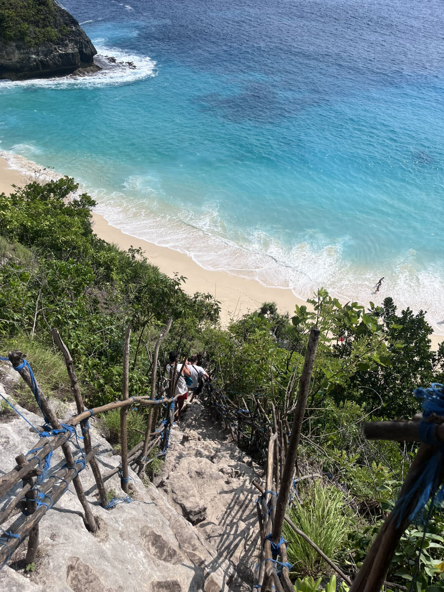 Descente escarpée jusqu'à Kelingking beach
