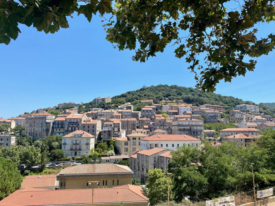 La belle vue sur Sartène à l'entrée de la ville
