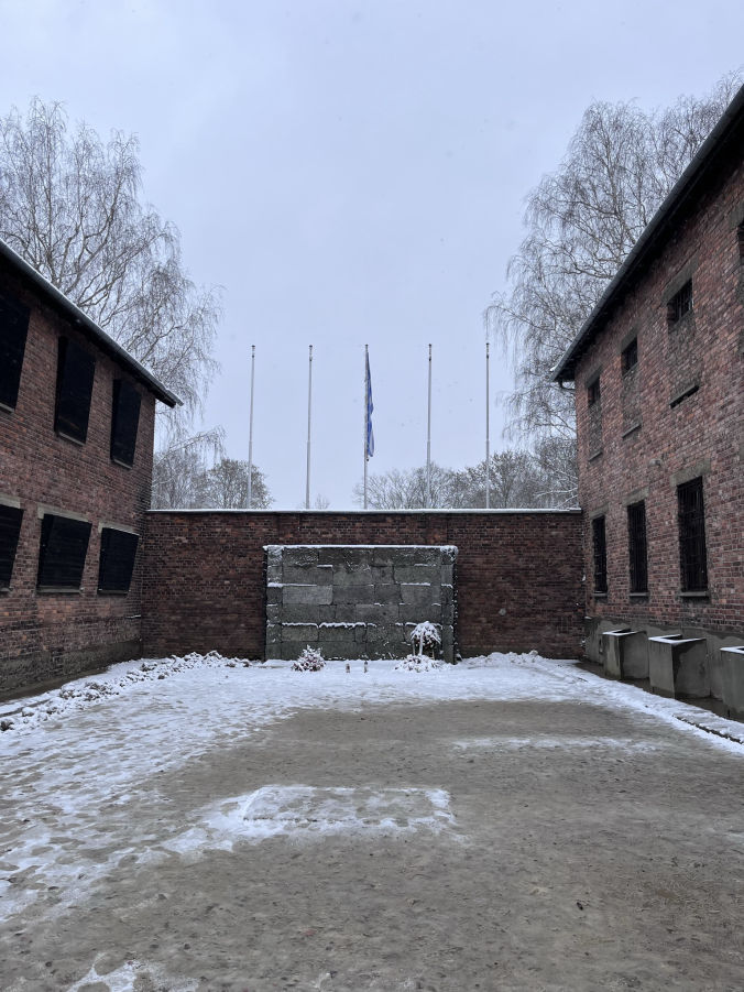Le mur des exécutions à Auschwitz