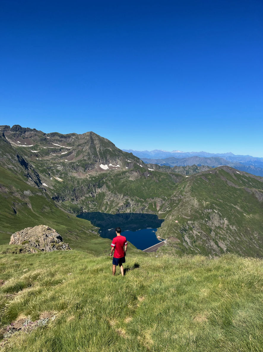 La vue sur l'étang d'Araing depuis le Pic de l'Har