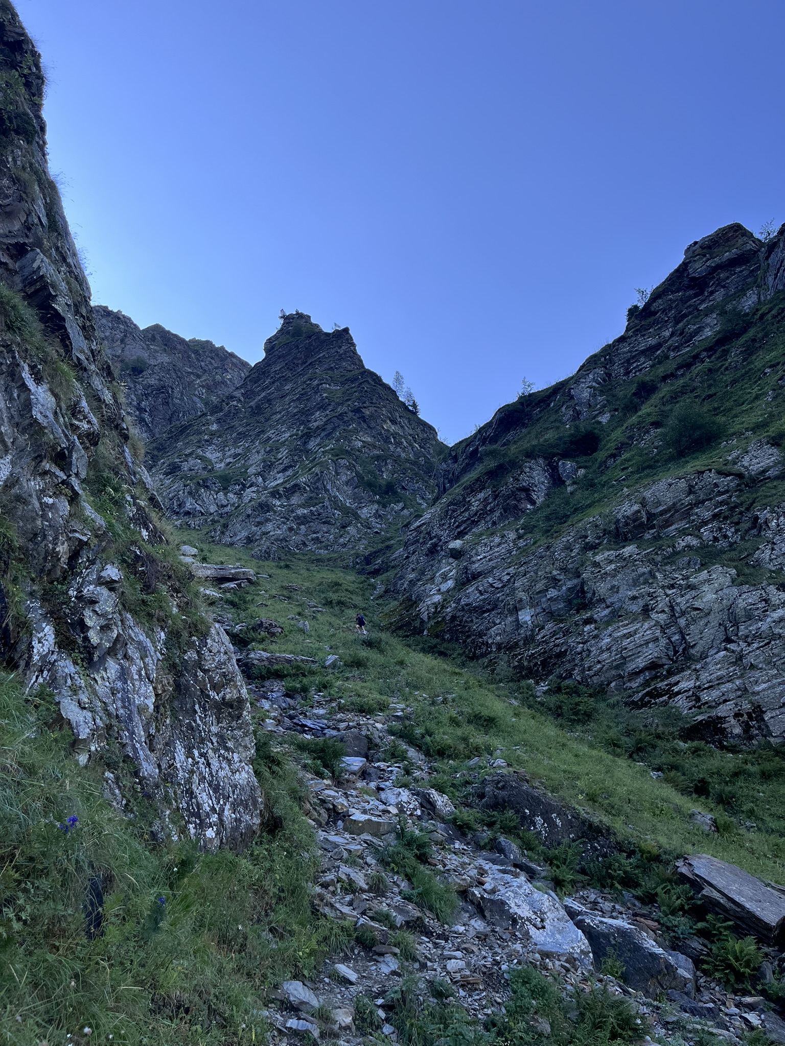 Descente jusqu'au Cirque de la Glère depuis les lacs de Vénasque