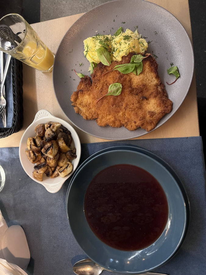 Soupe de betterave et Kotlet schabowy au Smakołyki, un bar à lait