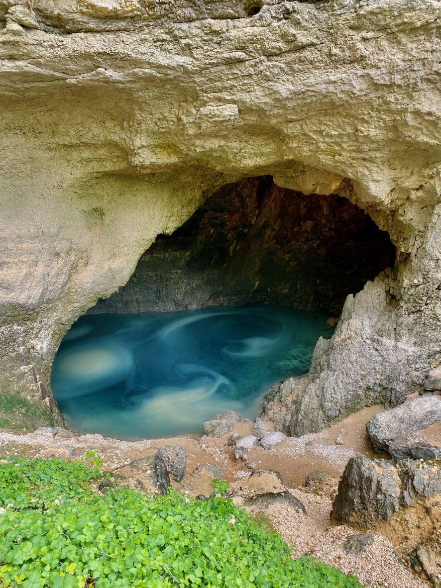 Une grotte aux allures mystiques à Fontaine de Vaucluse
