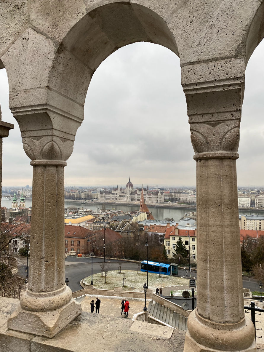 La vue depuis le Bastion des pêcheurs sur le Parlement
