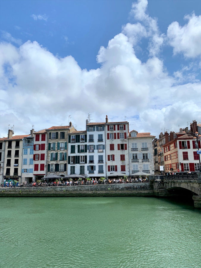 Les immeubles colorées au bord de l'Adour à Bayonne