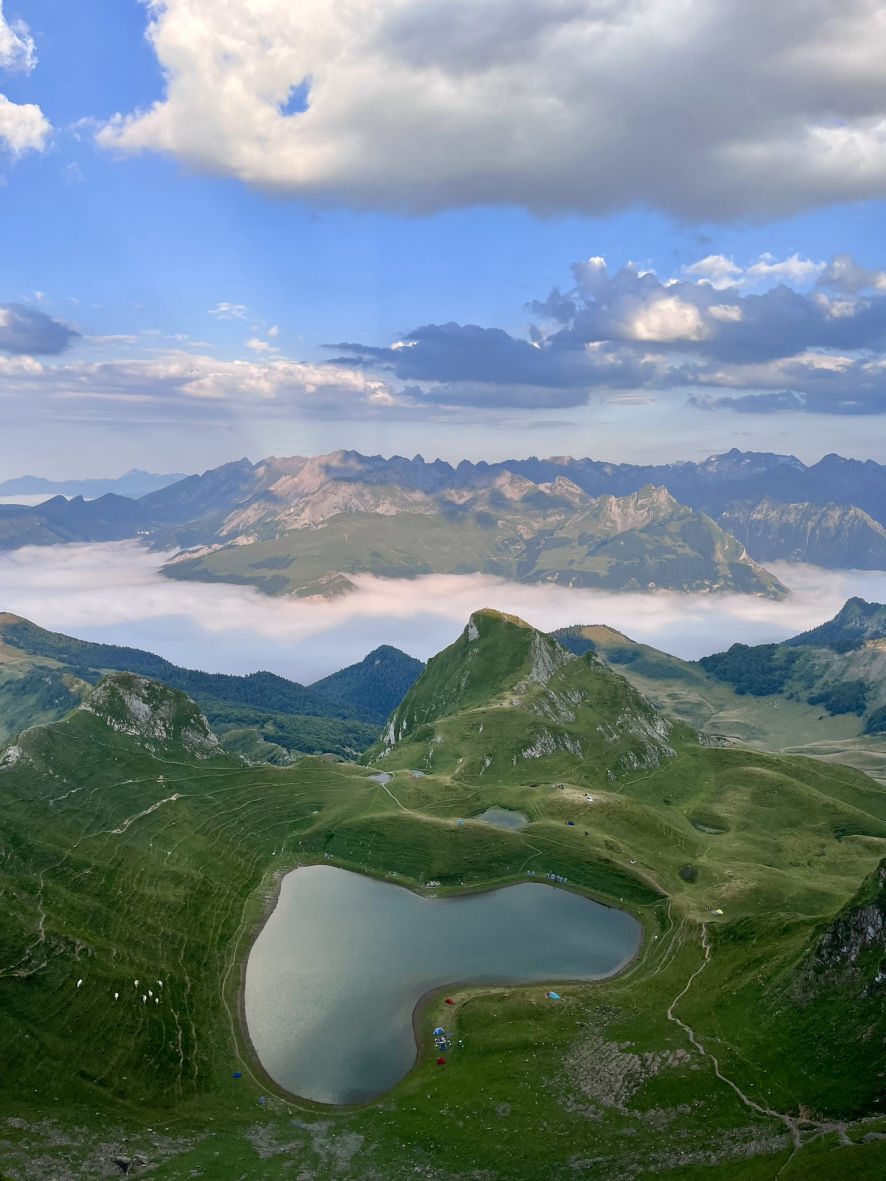 La vue sur le lac depuis le montagnon d'Iseye