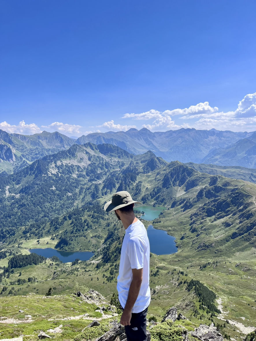 Le Pic du Tarbésou et la vue sur les étangs de Rabassoles