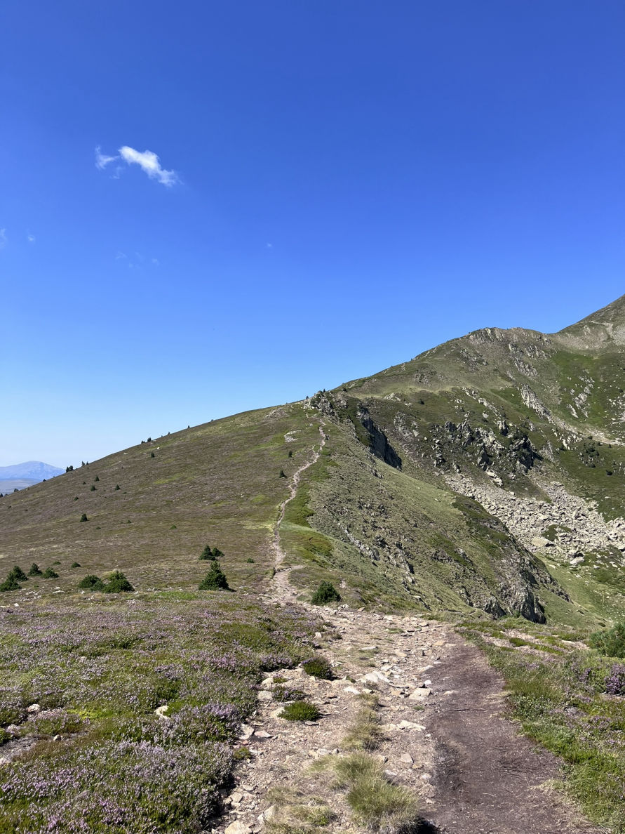 Le sentier le long des crètes