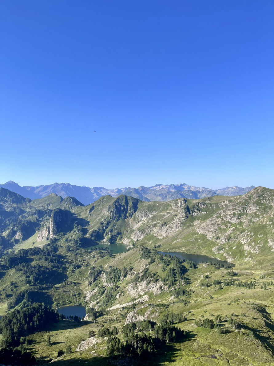 La vue sur les 3 étangs de Rabassoles depuis le Col de la Coumeille de l'Ours