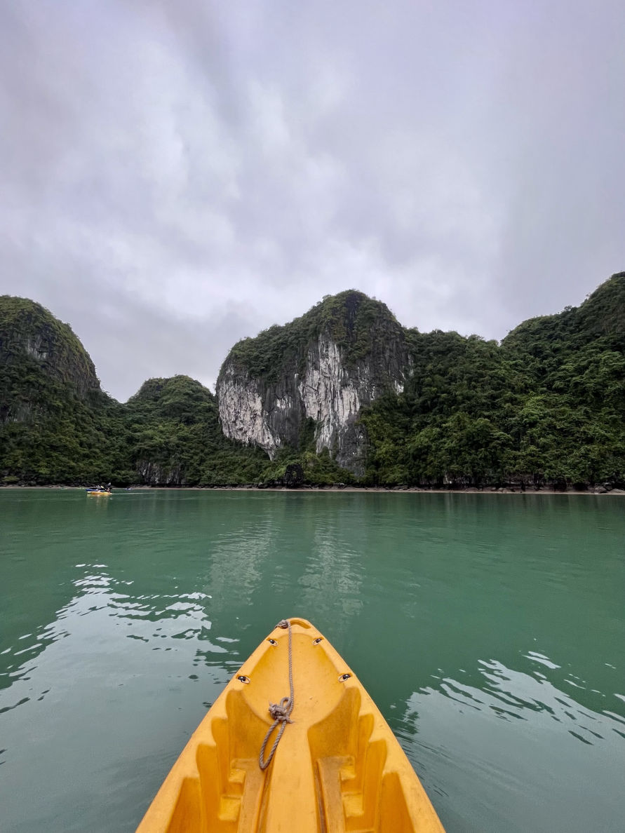 Activité kayak dans la baie d'Ha Long