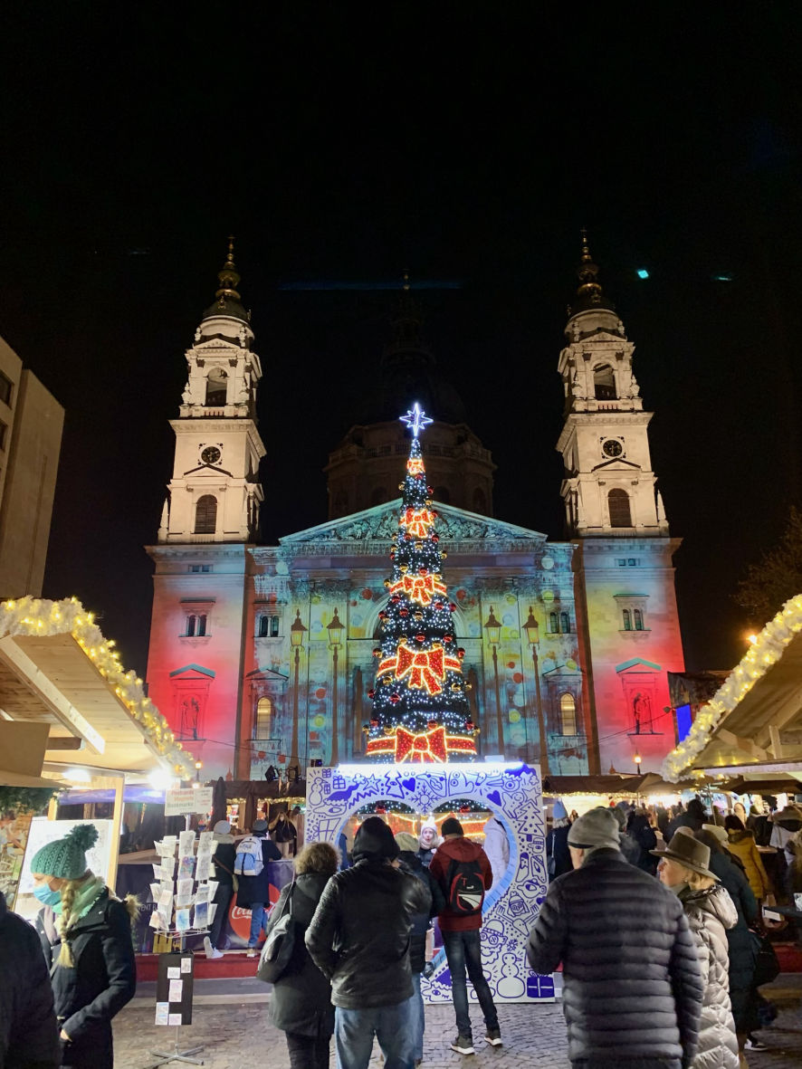 La Basilique Saint-Étienne de Pest pendant le marché de noël