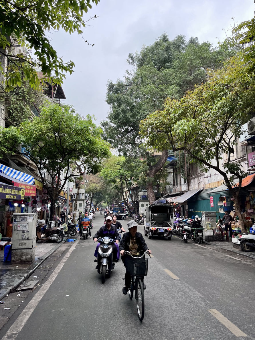 Les scooters défilent dans les rues d'Hanoï