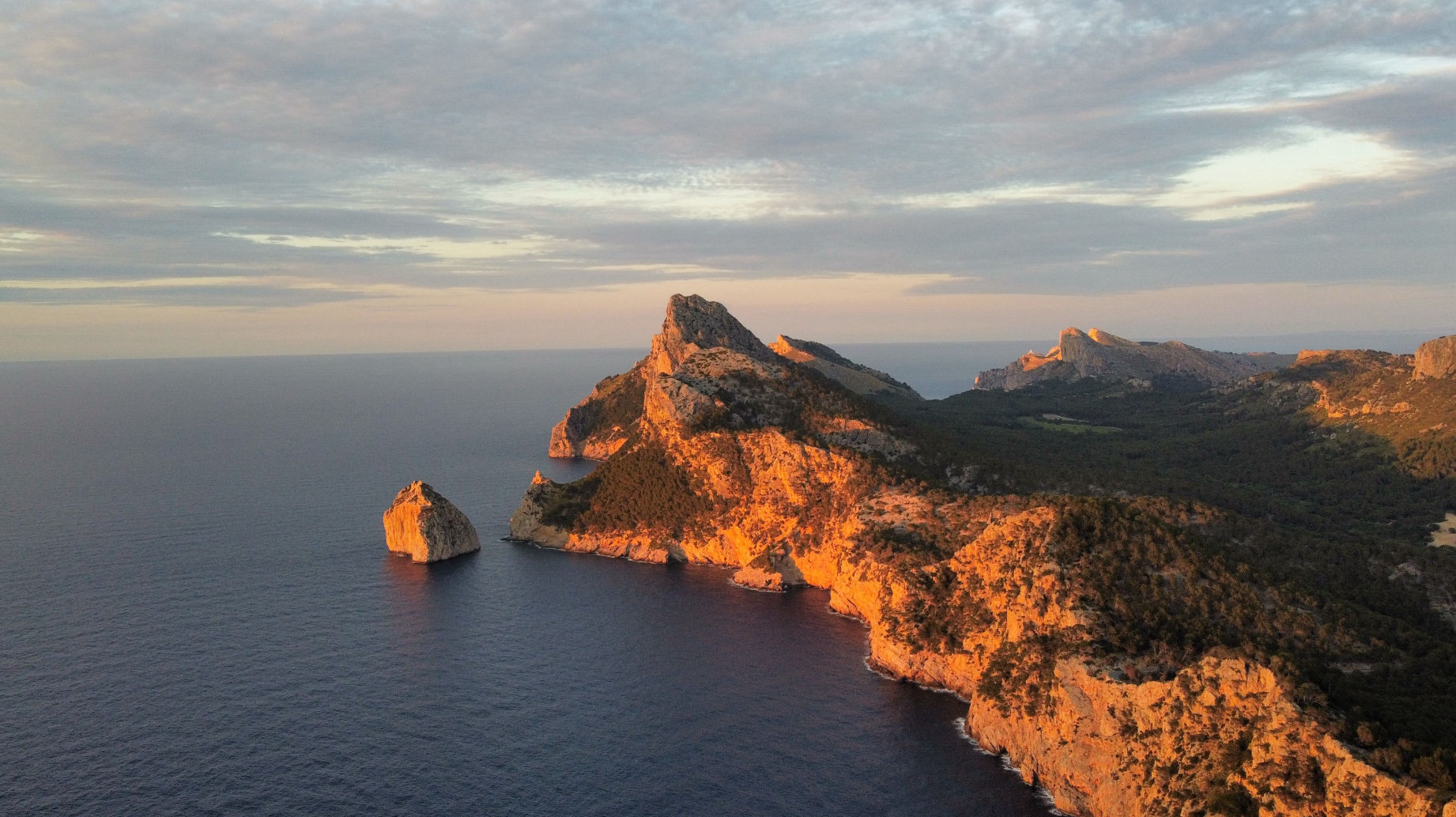 Le coucher de soleil depuis le Mirador Es Colomer vu de drone