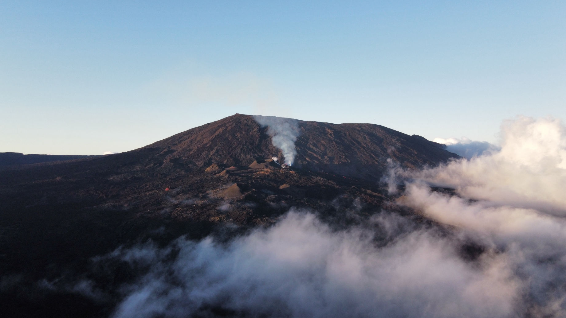 Le volcan du Piton de la Fournaise vue du ciel